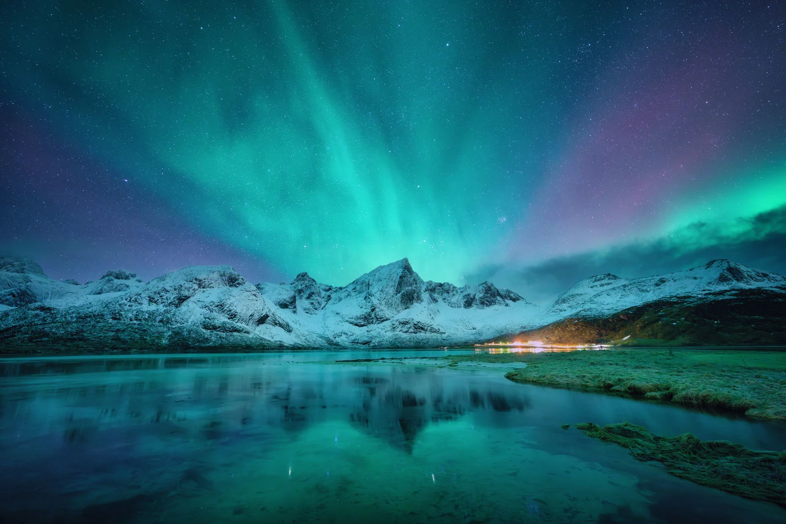 northern-lights-snowy-mountains-reflection-in-wa-2024-12-02-07-09-43-utc2.webp